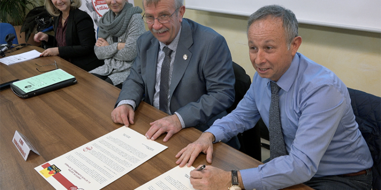 a crau signe la charte de soutien à l'activité économique de proximité