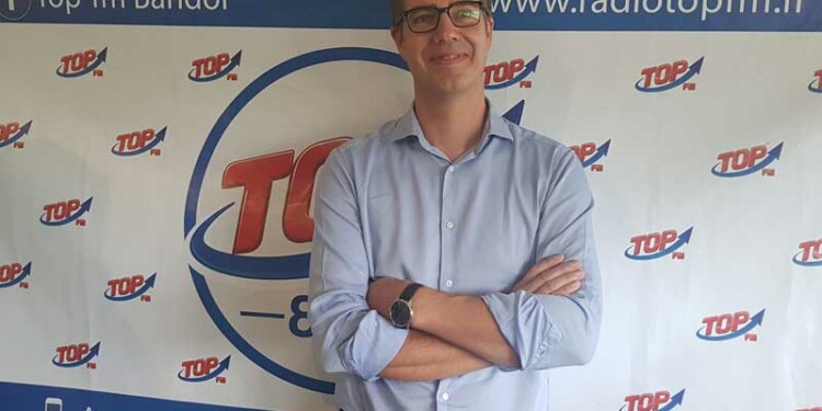 INFO83 et TOP FM reçoivent Arnaud Gentit pour la programmation 2019 du théâtre Jules Verne de Bandol. INFO83 radio TOP FM Le mag