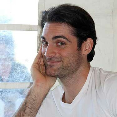 INFO 83 et TOP FM reçoivent Gil Alma, humoriste et acteur pour son spectacle « 250% naturel » et Hélène Audibert adjointe au maire de Toulon pour Toulon en Lumière. INFO83 et Top FM, Top le Mag