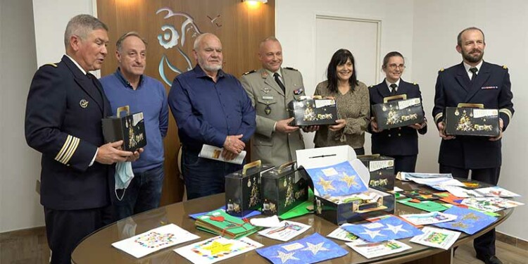 ville de sanary un colis, un dessin, un marin