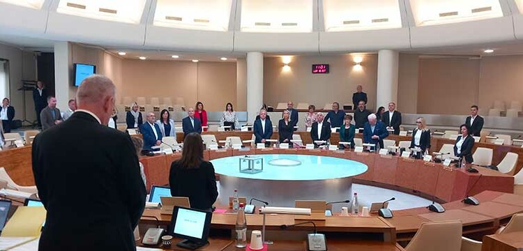 Une minute de silence au Conseil départmental du Var