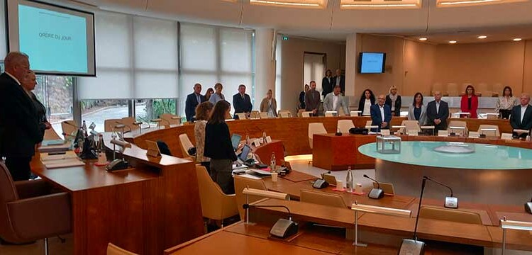 Une minute de silence au Conseil départmental du Var