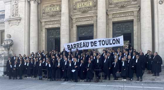 Avocats à Toulon en colère devant le palais justice