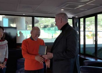 Hino-Akira-reçoit-la-médaille-du-département_info83