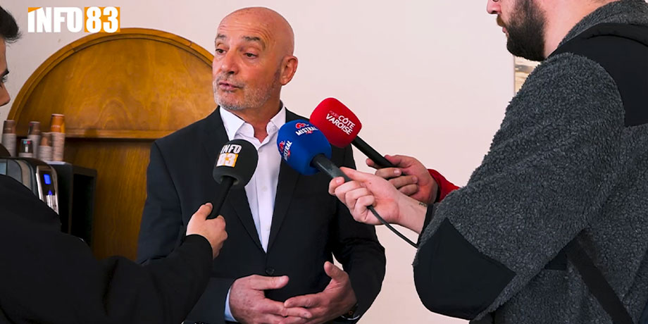 Un responsable s’exprime face à plusieurs micros lors d’une conférence de presse à Toulon_info83.