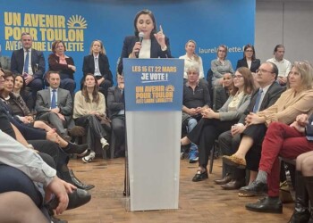 Laure Lavalette au micro lors de son meeting pour les municipales 2026 à Toulon.