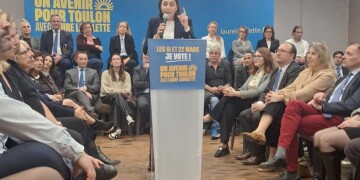 Laure Lavalette au micro lors de son meeting pour les municipales 2026 à Toulon.
