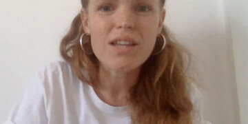 Marion Corrales sur scène pour sa pièce La Beauté Intérieure à Solliès-Pont.