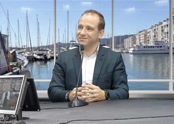 Frédéric Sala conseiller commercial SPLM présente le programme Valcélia à La Celle près de Brignoles sur le plateau d'INFO83