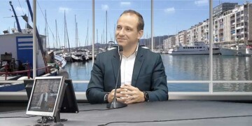 Frédéric Sala conseiller commercial SPLM présente le programme Valcélia à La Celle près de Brignoles sur le plateau d'INFO83