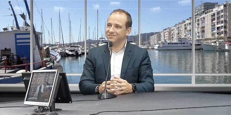 Frédéric Sala conseiller commercial SPLM présente le programme Valcélia à La Celle près de Brignoles sur le plateau d'INFO83